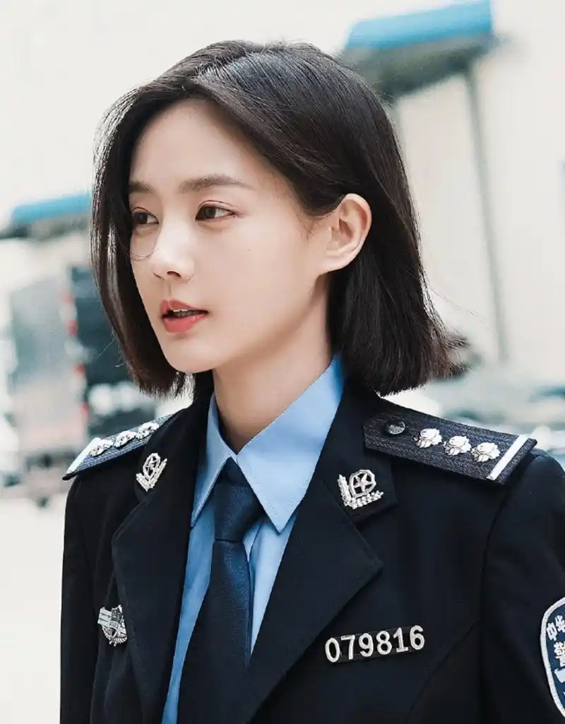 李一桐短发配警官服好美呀,优雅干练魅力四射!