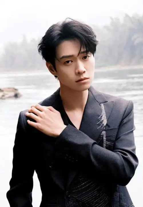 240112 魏大勋桂林赏景,帅气身影融入自然仙境