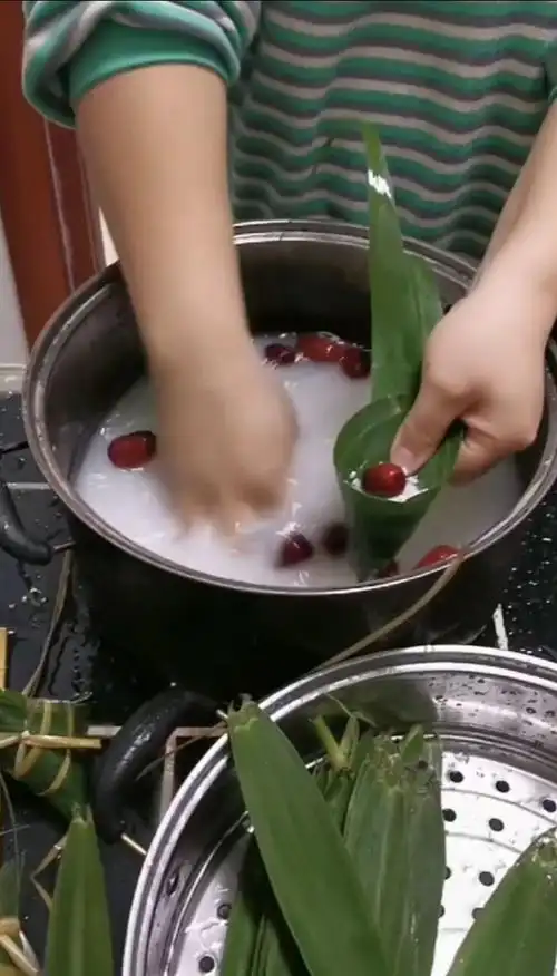 来学学包粽子吧