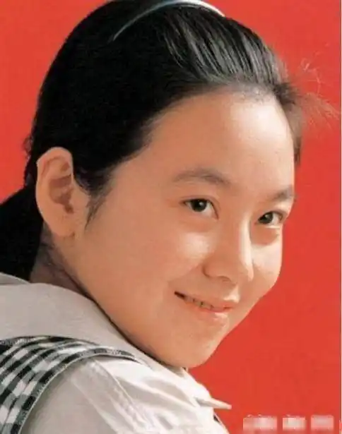 闫妮20多岁时原来这么漂亮,一脸稚嫩清纯,与古天乐同框太惊艳!