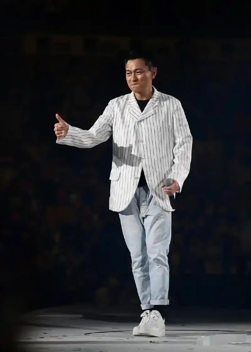 也只有刘德华才敢这样穿吧?