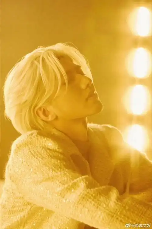 蔡徐坤闭眼侧颜