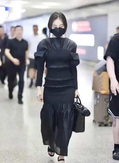 你绝对想不到王子文机场穿搭朴素显贵气个子娇小但很会穿