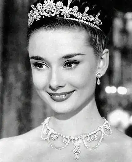 奥黛丽赫本高清经典照片 奥黛丽赫本看书图片 - 虾皮情感网