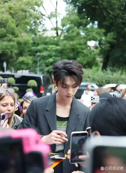 许凯米兰粉丝见面会,新造型帅出新高度,刚出来的时候,对大家有种既