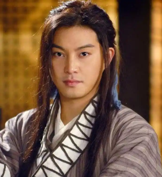 周也是穿了白展堂的衣服吗?高马尾红唇配条纹西装,气场十足