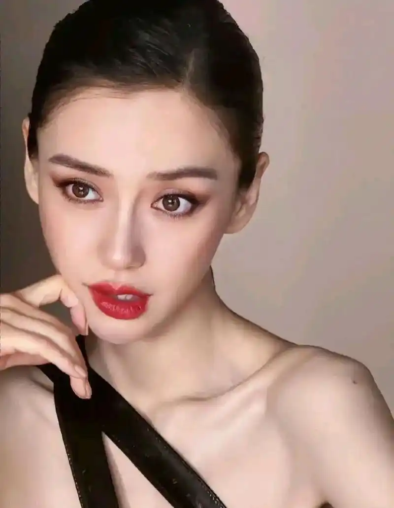 angelababy怼脸图好精致好美丽的脸 眼神好绝,真就欲罢不能#杨颖