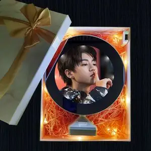 易烊千玺周边王俊凯礼盒王源生日礼物tfboys应援照片相框摆台镜子