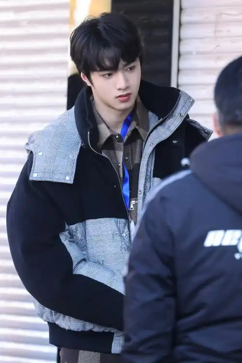 刘耀文坐地上吃盒饭##刘耀文横店演乞丐路透##刘耀文无限超越班