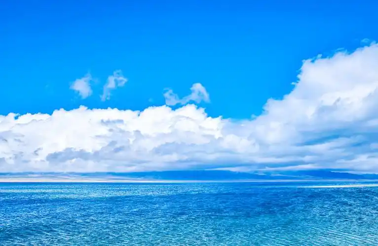 新疆博尔塔拉 早春的赛里木湖蓝色湖水 - 梦未止梦dreamcont - 图虫