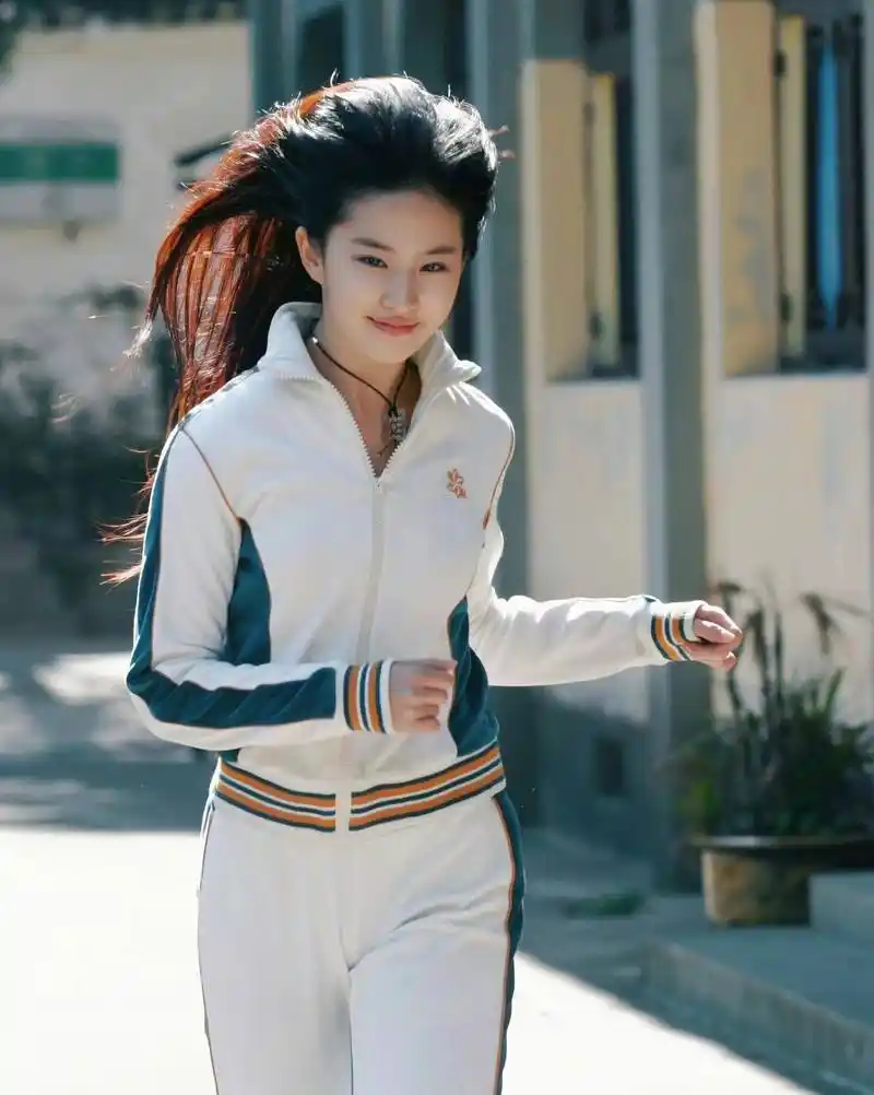 在这组照片里,刘亦菲并没有浓妆艳抹,更没有多余的打扮,就是简简单单