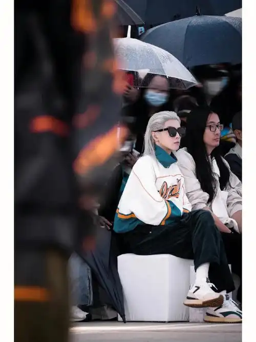 不管是金发还是银发都是自由的华晨宇