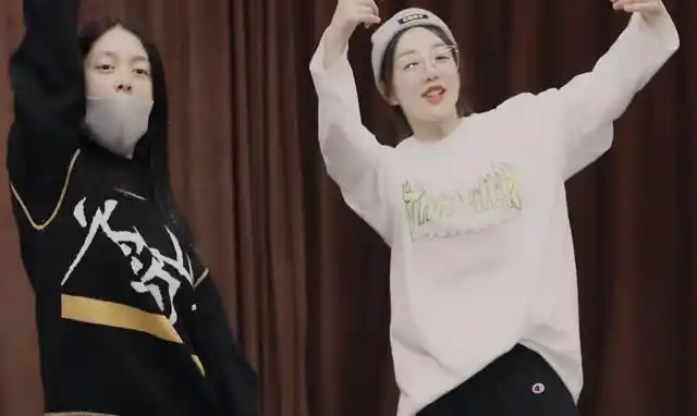 火箭少女101:傅菁徐梦洁一言不合就尬舞,好嗨哦!