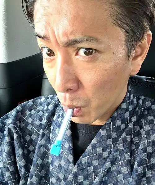 48岁木村拓哉怼脸拍皱纹深,穿浴衣发根花白显苍老,颜值飘忽不定_封面