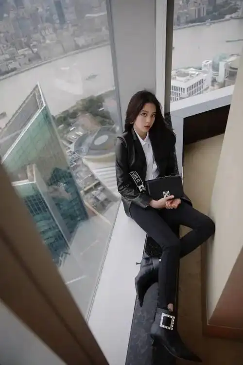 杨幂冬季一套男友风穿搭真别致卫衣搭配灰色休闲裤超显嫩