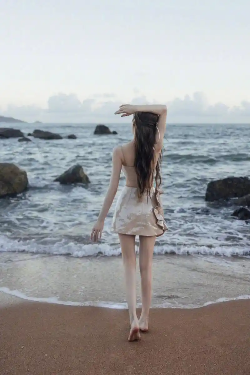 王心凌脚太丑了,除了脚都是我喜欢的类型.