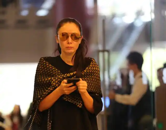 "塞娅公主"张恒素颜现身 玩手机见偷拍表情不悦