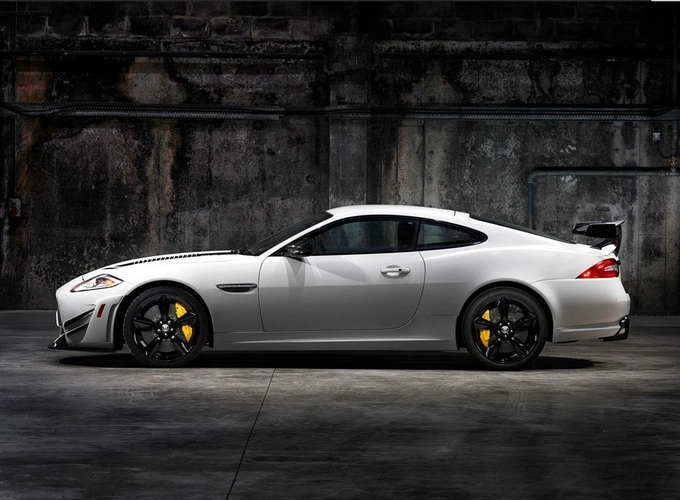 捷豹xk,拥有很炫酷的外形,给人一种豪华感