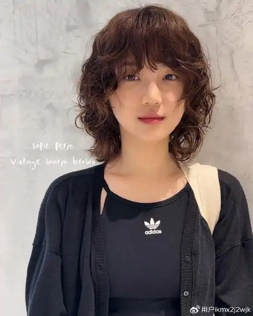 女人头发少,发型就选全头烫,蓬松时尚,尽显洋气风范|发型|烫发|头发