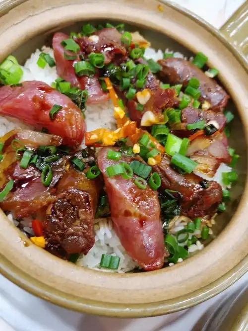 完美的黄金腊味煲仔饭