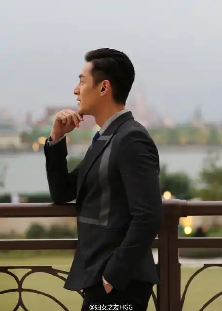 组图:胡歌助阵迪士尼 西装革履托腮耍酷