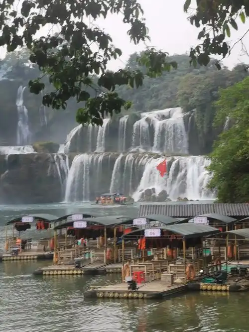 德天瀑布位于广西壮族自治区崇左市大新县硕龙镇德天村,中国与越 - 抖