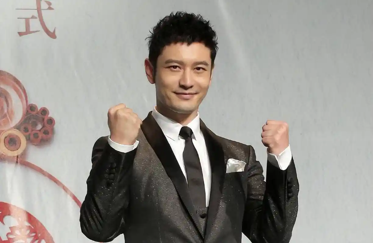 黄晓明晒回青岛早饭,满满一桌海鲜,太豪横了,网友:羡慕死了