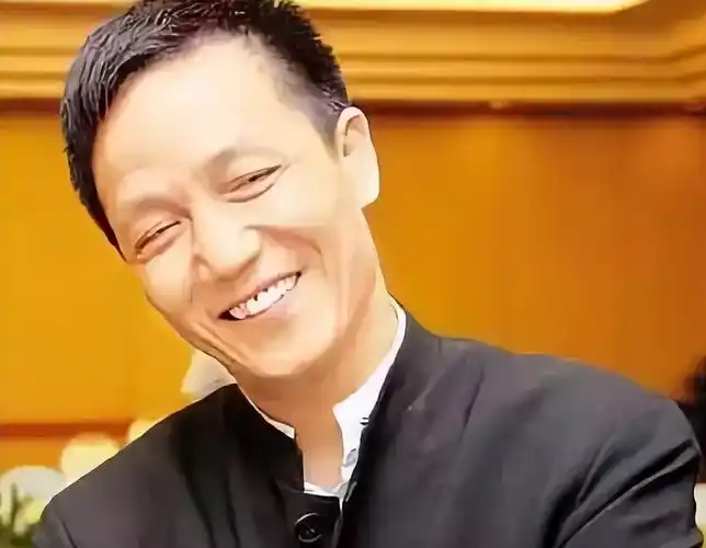 周正毅:从小地痞到"上海首富",高调炫富,坐牢嫌热自费装空调_腾讯新闻