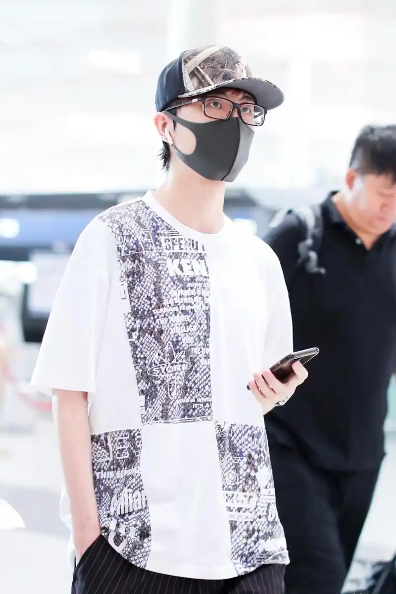 2018年7月28日,歌手许嵩现身北京机场.