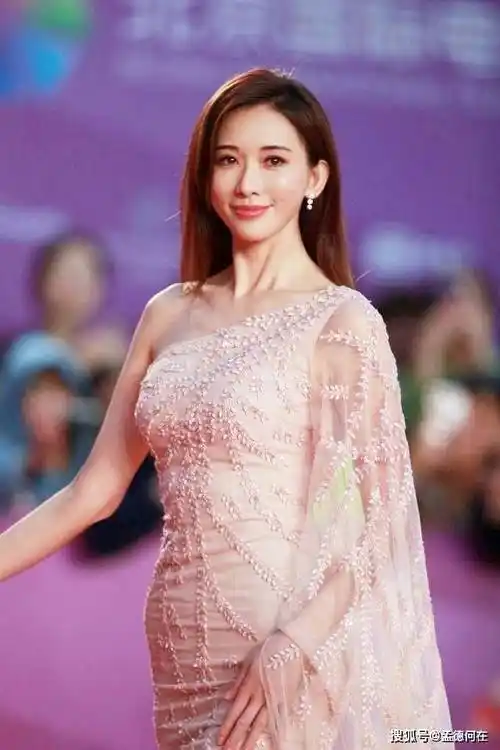 除了颜值之外,林志玲的身材也是她的一大优势.