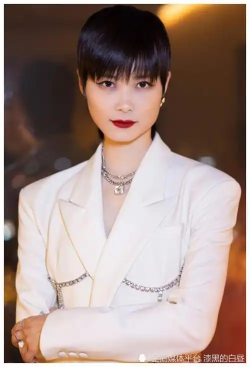 8位"方脸"女星,有人被夸高级脸大气惊艳,有人却被嘲像假小子_腾讯新闻