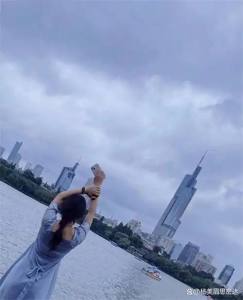 每当深秋时节,满山遍野尽染金黄,与青绿的柏树相映成趣.