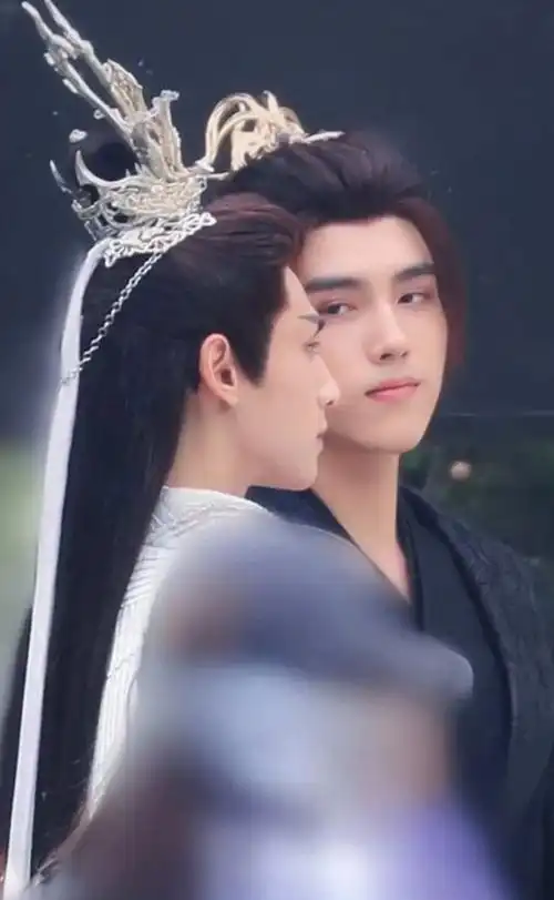 刻意皓衣行路透照陈飞宇罗云熙牵手还隔空比爱心