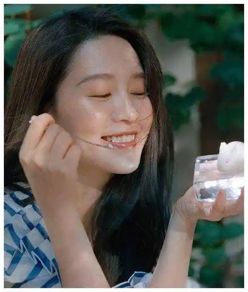 李沁颜值逆天新刊黑长直发甜笑森系女神超吸睛