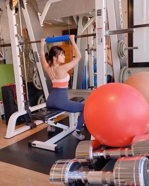 "亚洲宅男杀手"的g杯上围,细腰翘臀,网友:这犯规身材,居然真实存在?