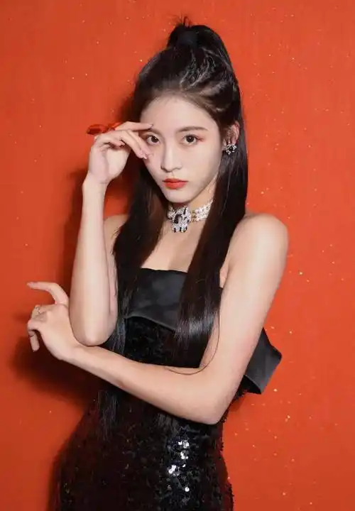 孙芮身穿深v开衩连衣裙时尚写真_身材_视频_照片