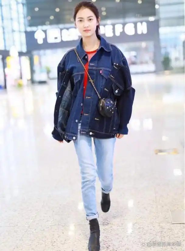 陈钰琪越来越时尚,牛仔外套内搭卫衣走机场,高马尾随意但很高级