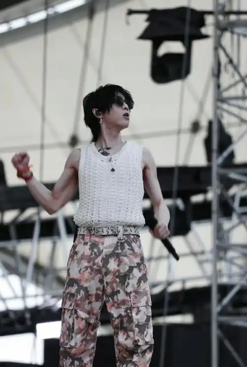 华晨宇健身了吗##华晨宇肌肉线条