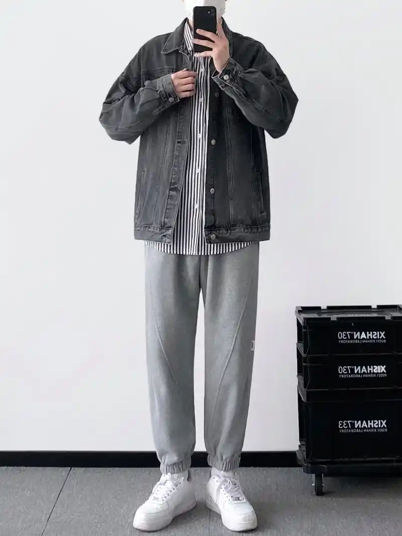 牛仔外套还可以这么搭配04 黑灰色牛仔外套77黑色条纹衬衫77