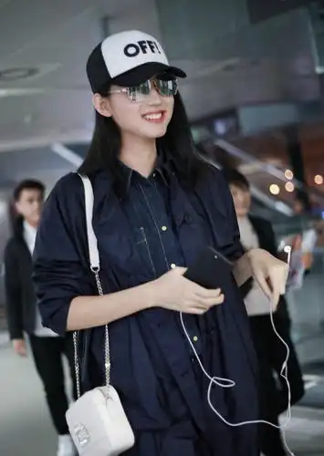 张梓琳机场街拍, 长风衣牛仔裤帅气秀长裤