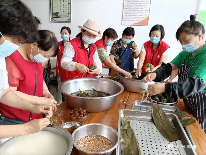 首页 平顶山新闻网 县区 新城新闻在包粽子现场,男女老少齐动手,大家