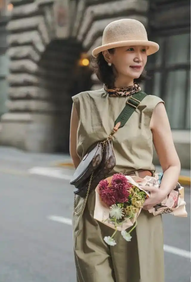 夏天50多岁女人怎么穿出时髦感?学三木妈妈这些穿搭,格外拉风