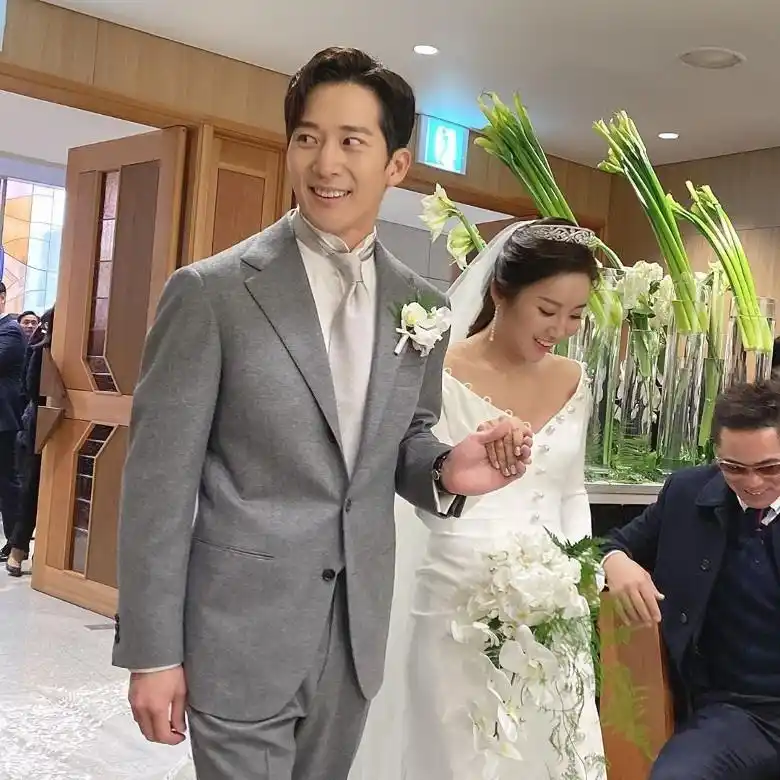 组图:金泰希产后与老公rain首合体 盛装出席弟弟婚礼一脸幸福