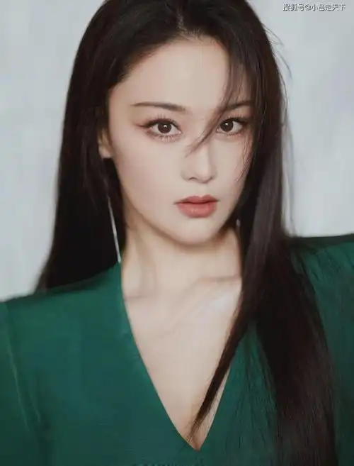 女星张馨予突然冲上热搜她的衣帽间照片曝光引发网友热议