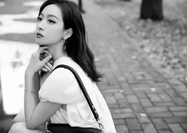 2024早秋大秀的品牌代言人@宋茜选择了一套2024秋冬的白色裙装,廓形