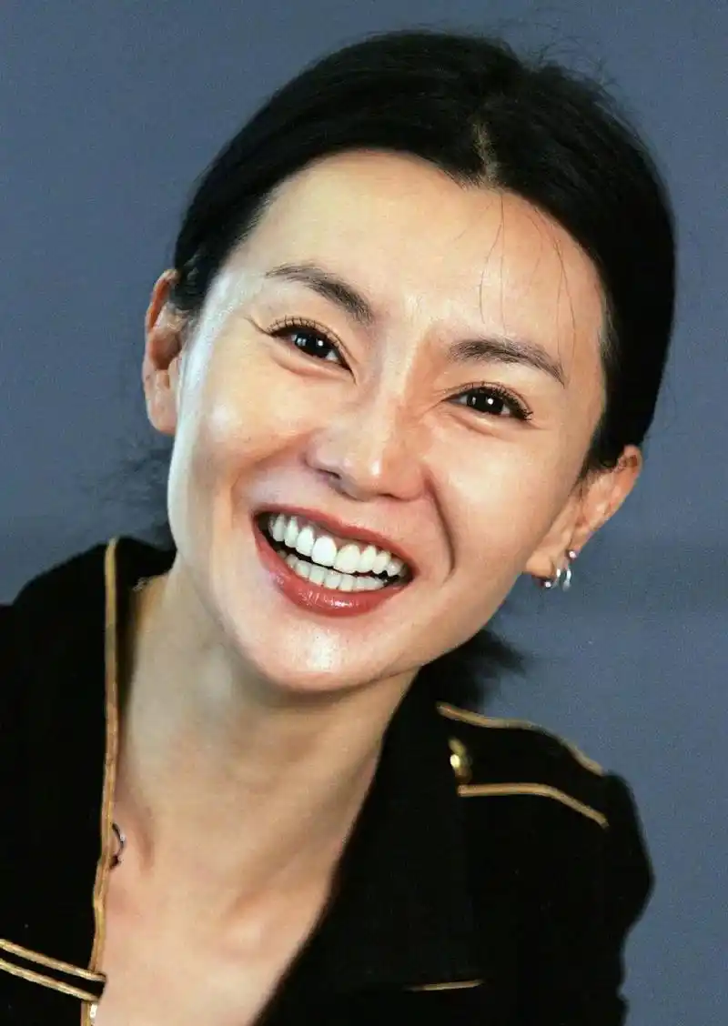 55岁张曼玉低调现身身材消瘦显憔悴看脖颈纹是个老年人了