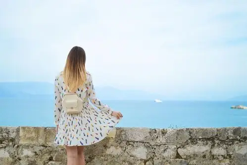 一个人看风景的女生