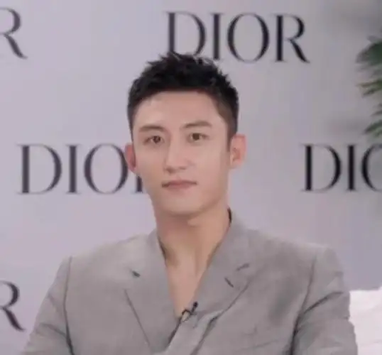 黄景瑜二婚传闻与迪丽热巴称呼风波:真相如何?