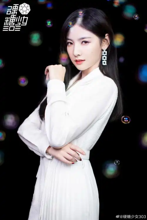 硬糖少女303-赵粤今日知性look现身,温暖江城,点燃暖冬.