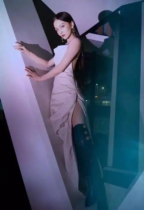 张韶涵这身材真绝了开叉裙大露背真敢穿水蛇腰令人羡慕